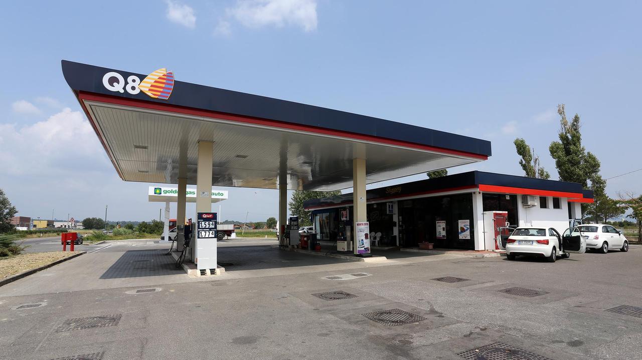 Il distributore Q8 a Fucecchio (foto d'archivio)
