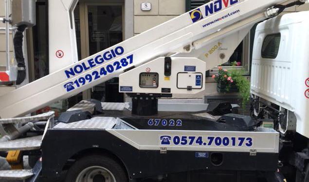 Il trasloco blocca via Guizzelmi 