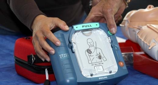 Salvato mentre è al lavoro col defibrillatore della ditta 