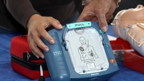 Salvato mentre è al lavoro col defibrillatore della ditta