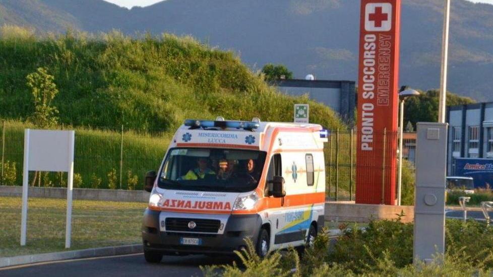 Picchia la ex e il figlio piccolo