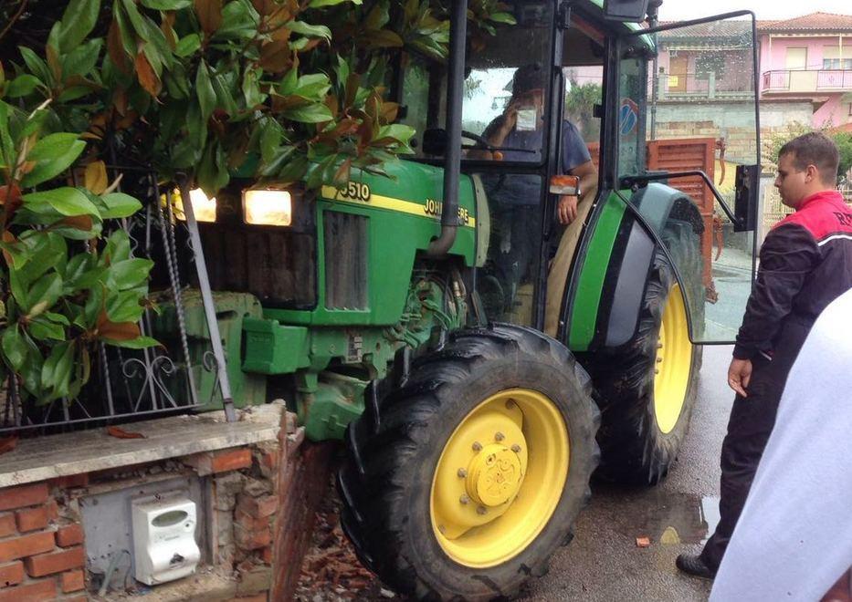 Trattore sbanda e finisce sul muretto di una casa