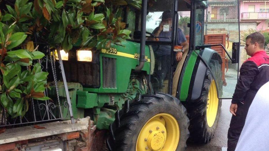 Trattore sbanda e finisce sul muretto di una casa