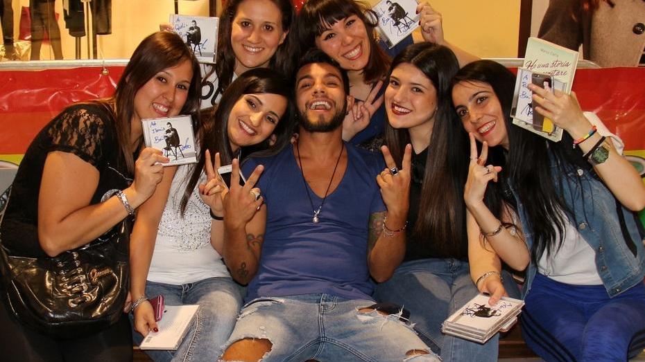 Bagno di folla per Marco Carta Tanti fan per la firma sul suo cd