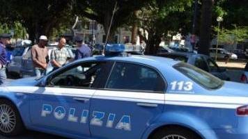 Lascia bimba in auto e lei va al market: trentenne denunciata