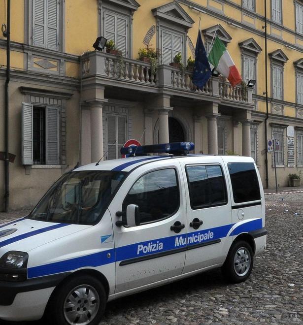 Raccolgono fondi per il Comune ma è una truffa