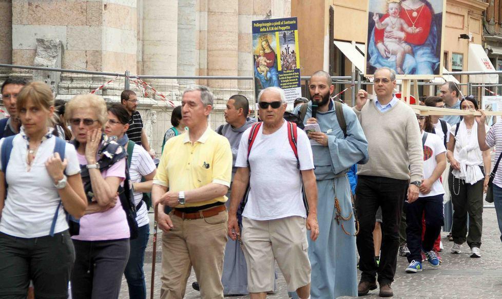 Ecco i nuovi pellegrini: a piedi e con la pioggia per 12 chilometri 
