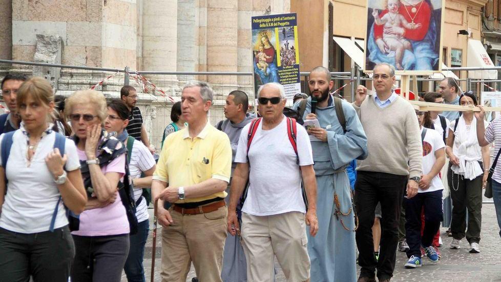 Ecco i nuovi pellegrini: a piedi e con la pioggia per 12 chilometri