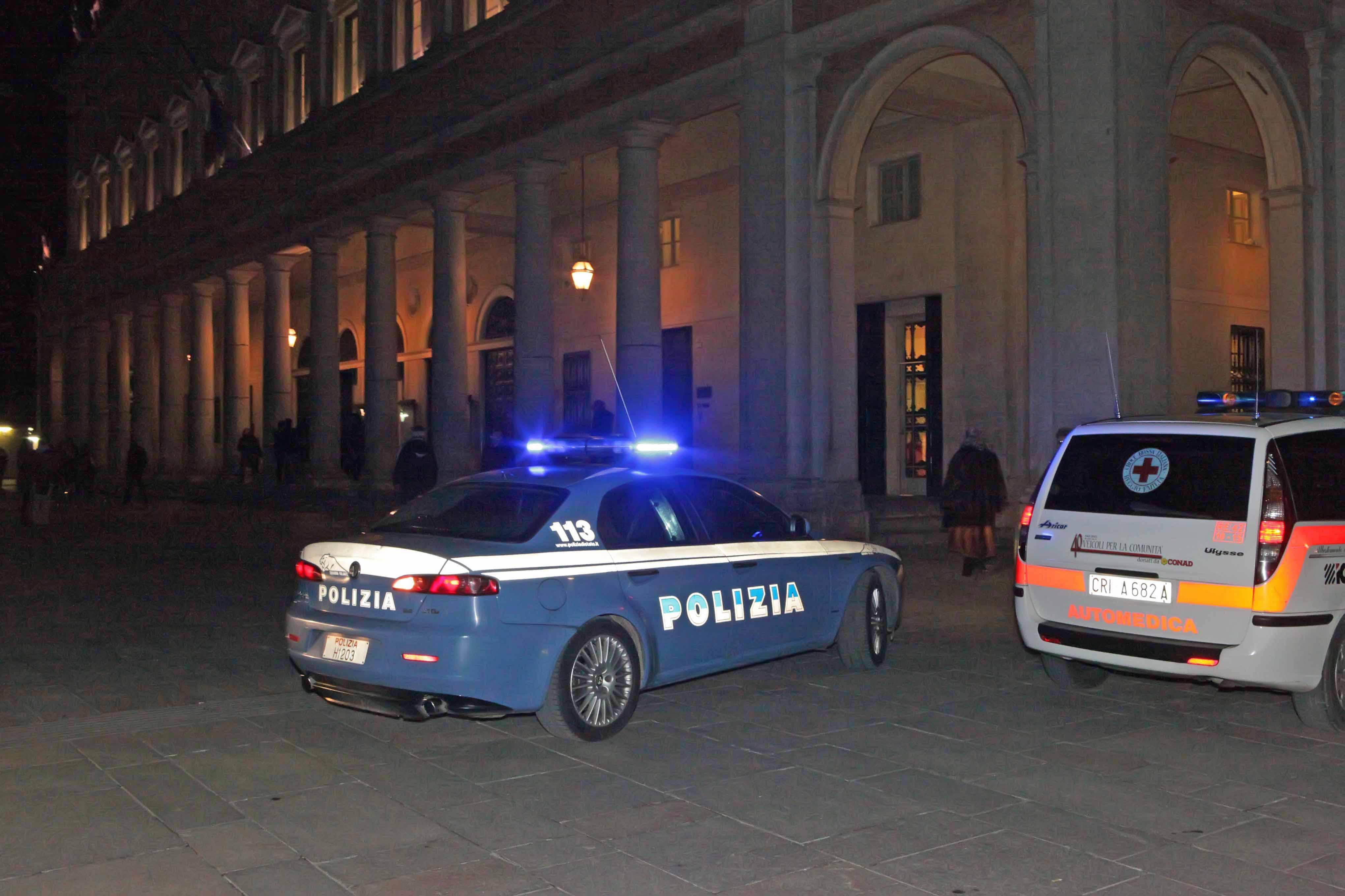Reggio Emilia, accoltellato al petto davanti al teatro Valli