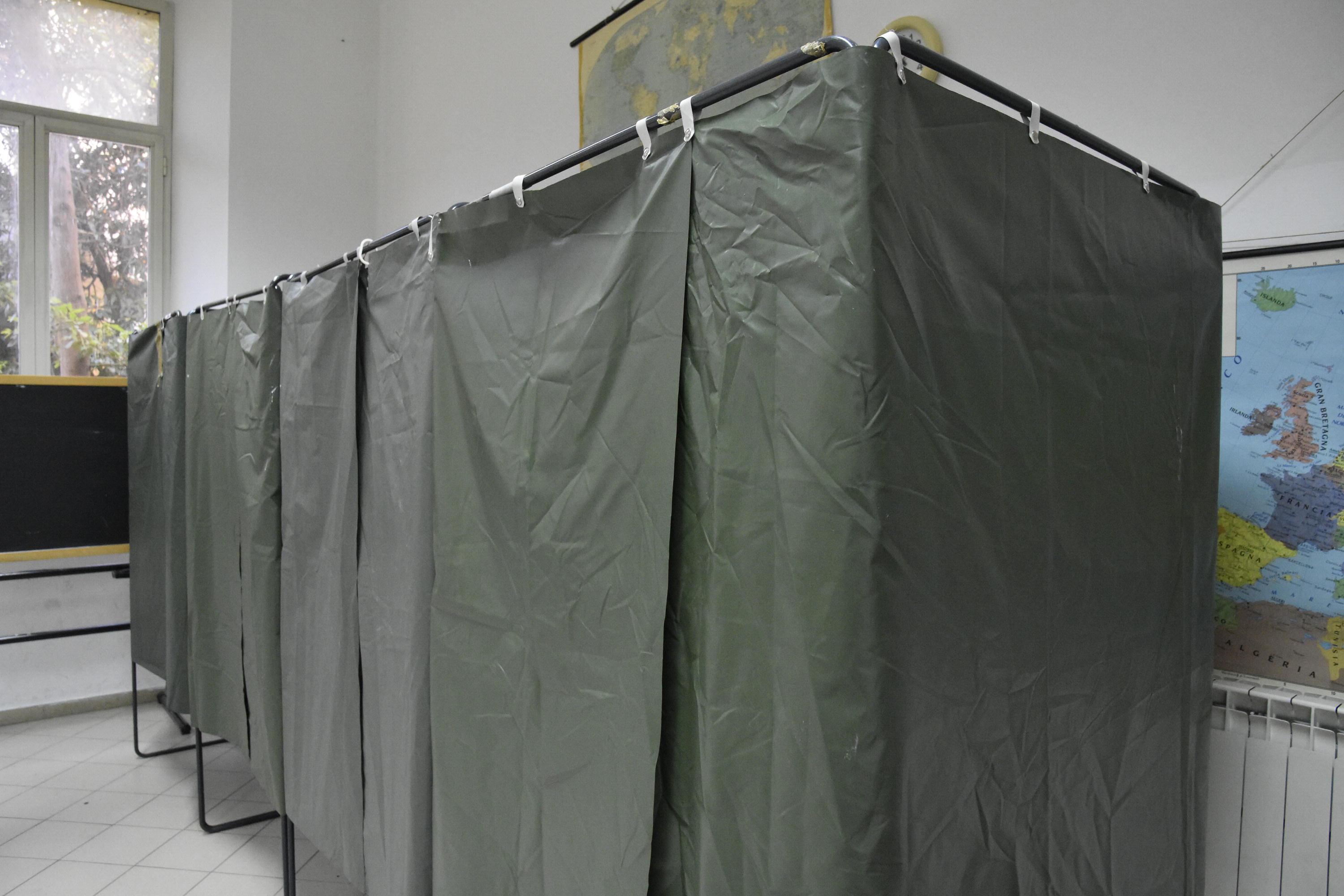 Una cabina elettorale (foto Agenzia Bf)