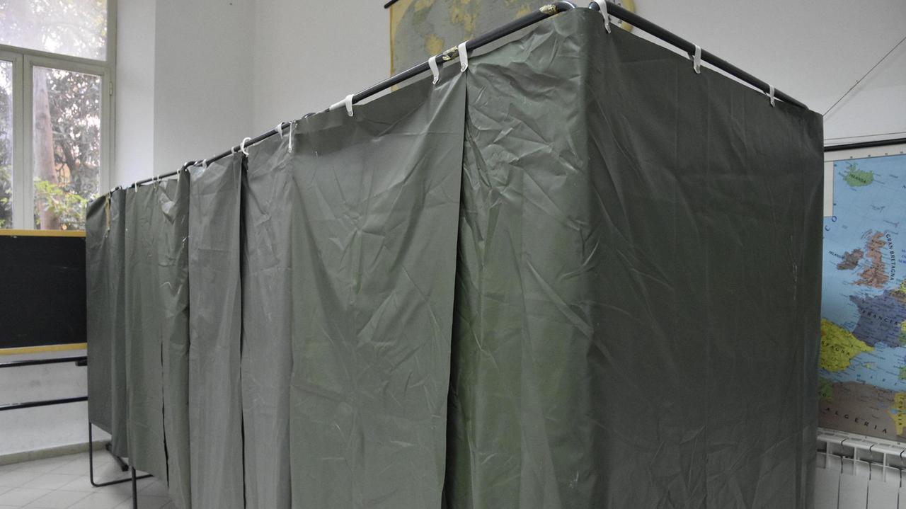 Una cabina elettorale (foto Agenzia Bf)