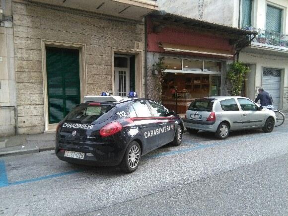 Una macchina dei carabinieri davanti al panificio