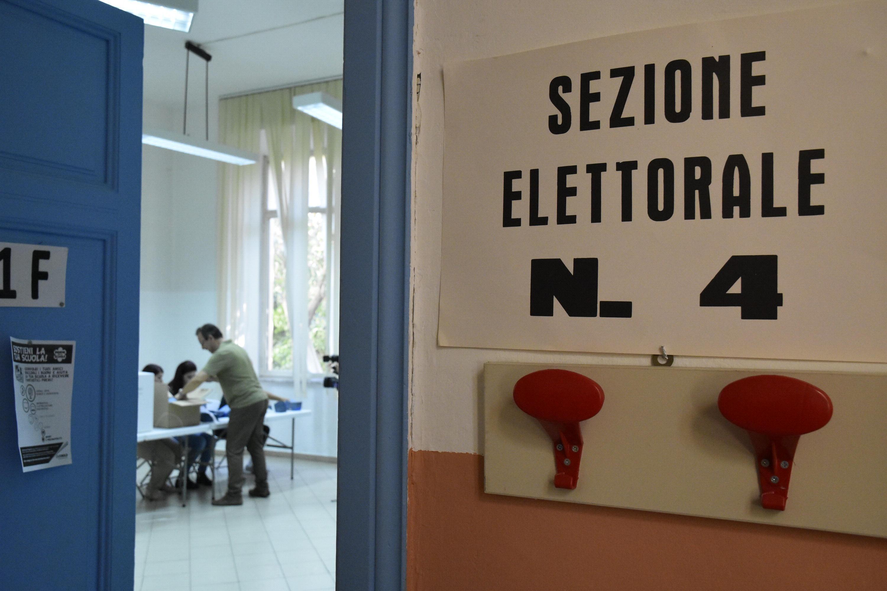 Una delle sezioni elettorali di Grosseto (foto Bf)