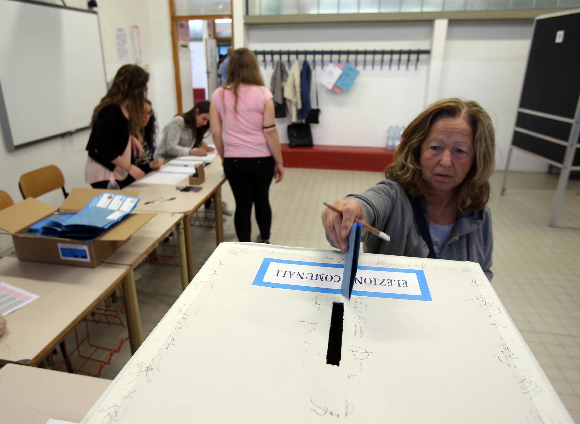 Un'elettrice al voto domenica 5 mattina a Larciano (foto Nucci)