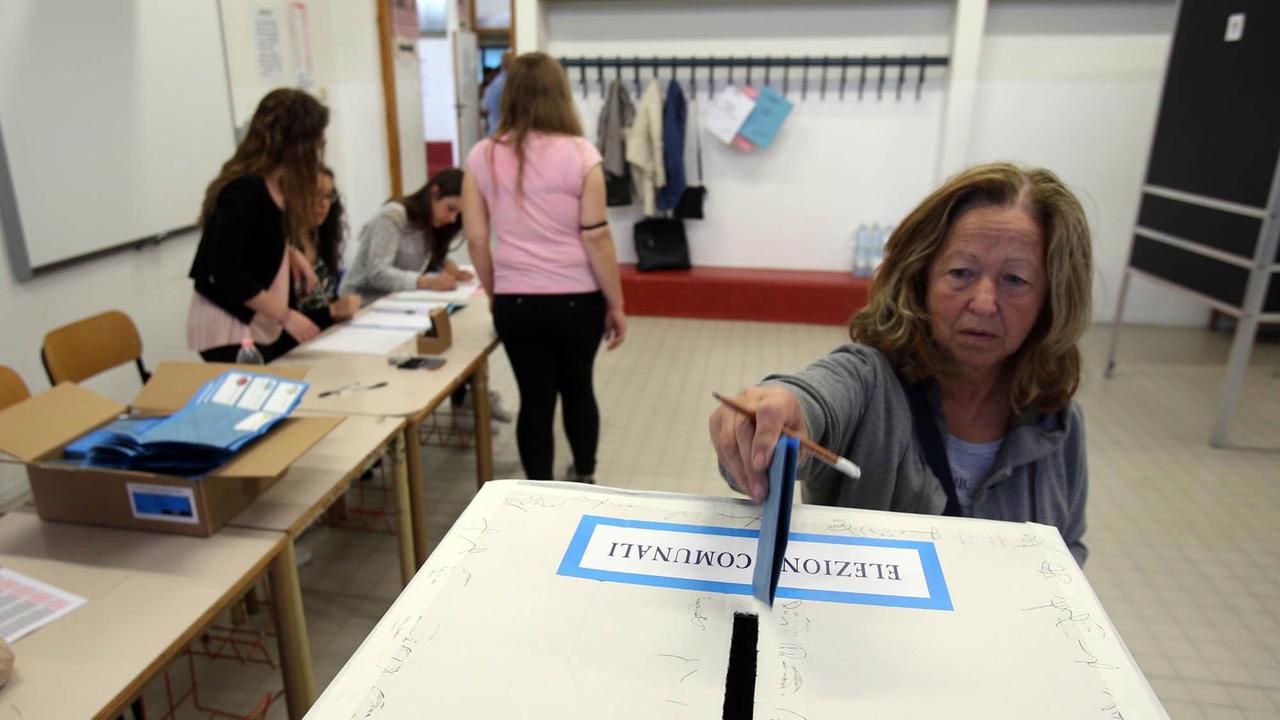 Un'elettrice al voto domenica 5 mattina a Larciano (foto Nucci)