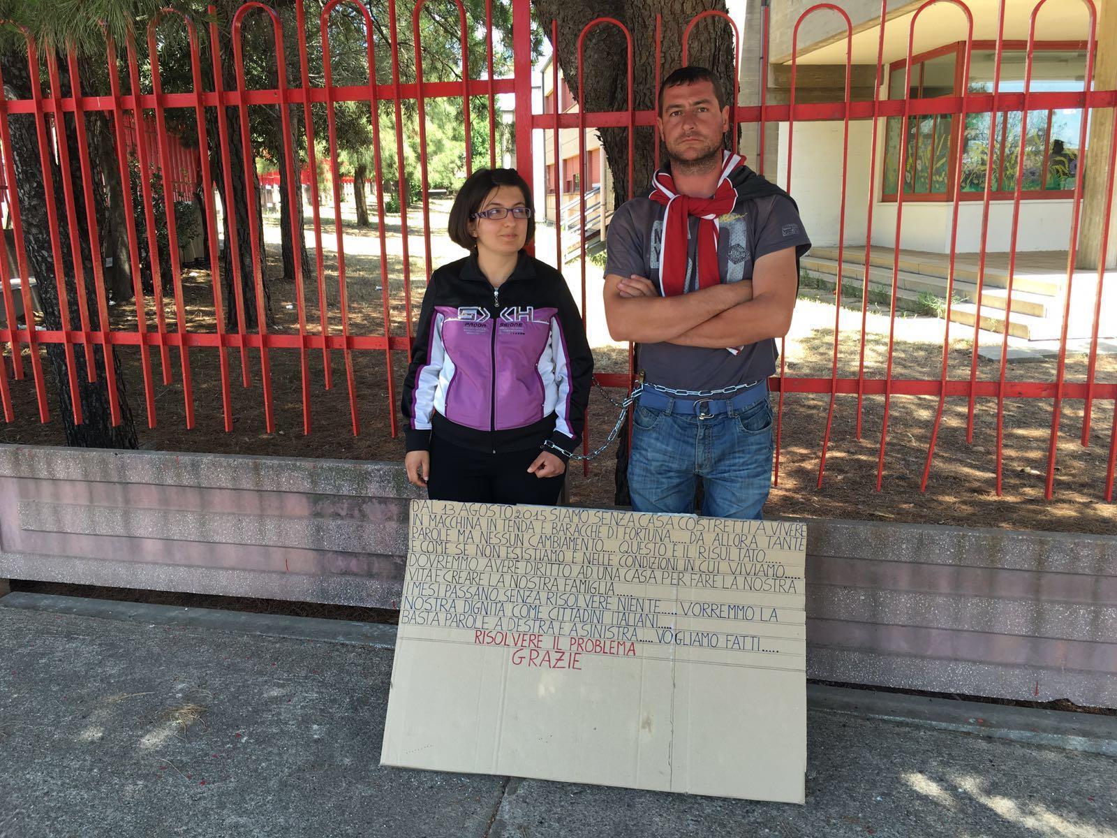Antonio Giua (28 anni) e Fabiola Serci (31) che hanno inscenato la protesta