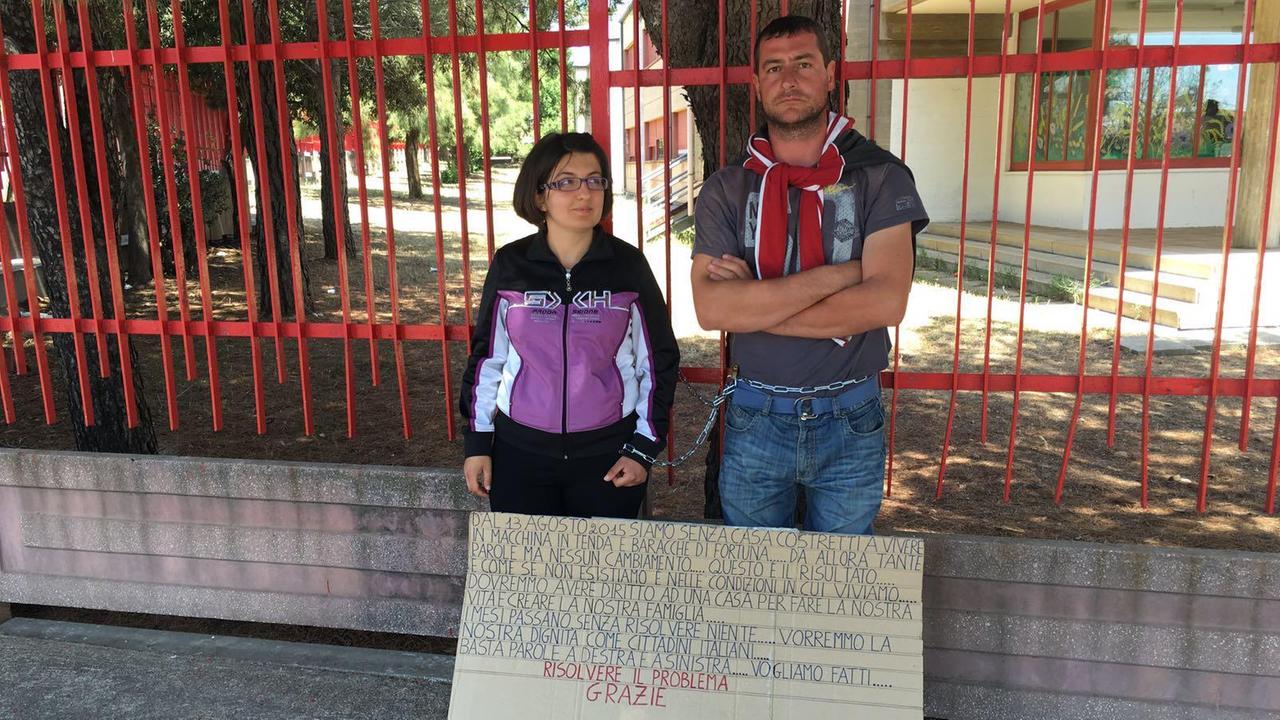 Antonio Giua (28 anni) e Fabiola Serci (31) che hanno inscenato la protesta