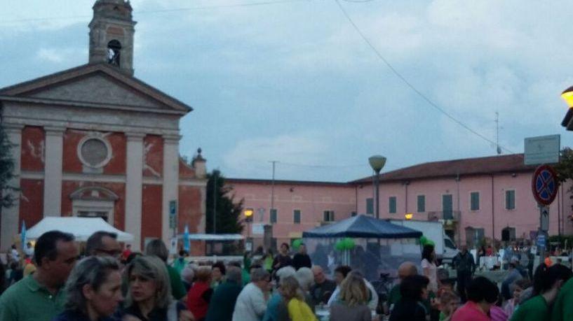Per la notte verde di Camposanto maxi tavolata in piazza