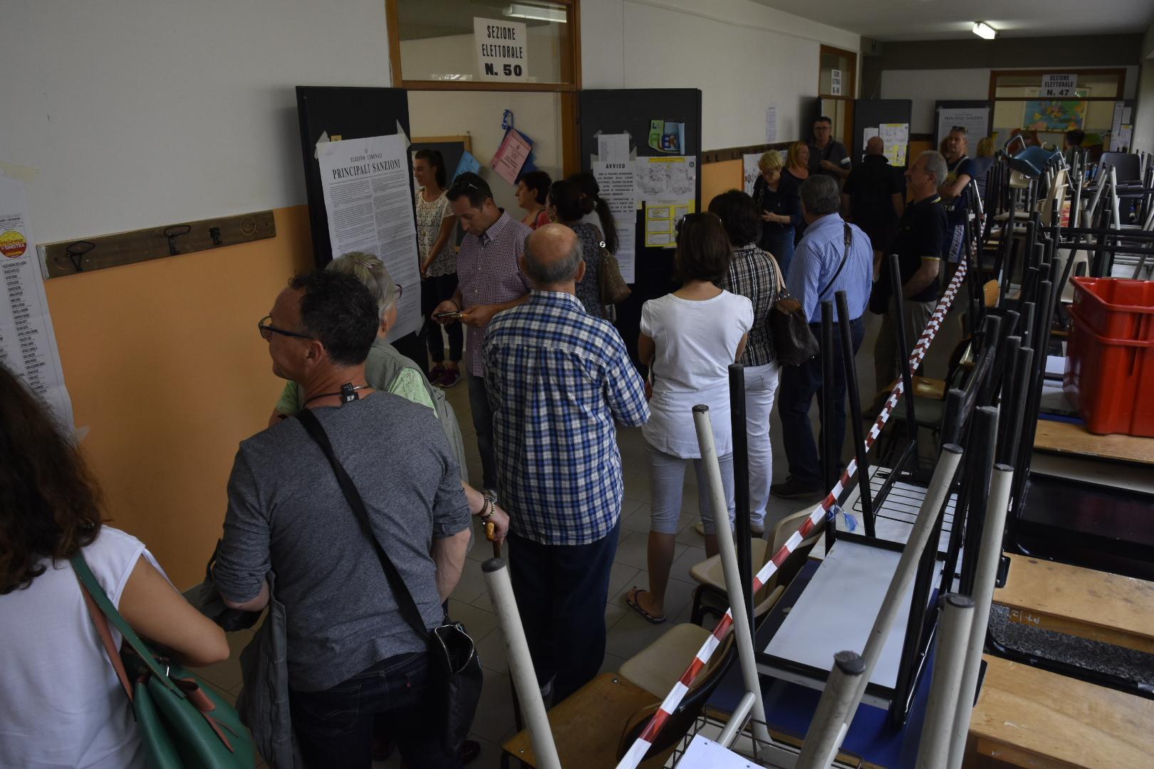 La fila di votanti nella sezione di via Portogallo a Grosseto (foto Agenzia Bf)