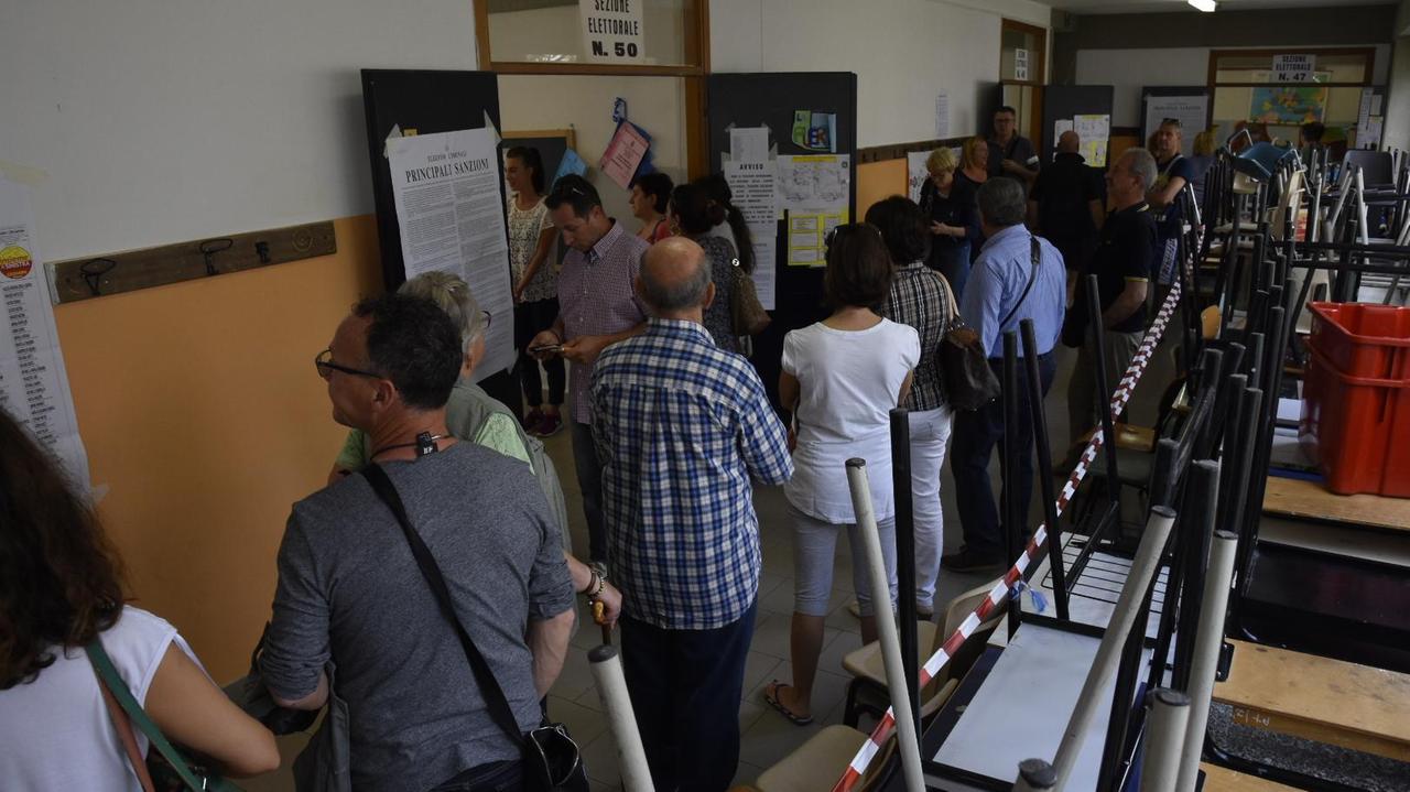 La fila di votanti nella sezione di via Portogallo a Grosseto (foto Agenzia Bf)