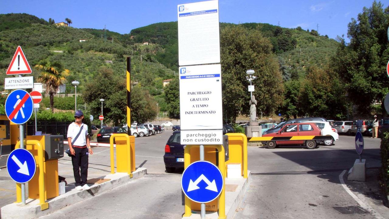 Il parcheggio a pagamento davanti all'ospedale di Pescia (foto Nucci)