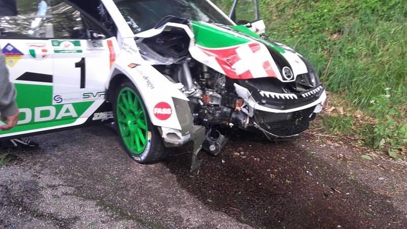 La Skoda di Artino e Ghilardi semi-distrutta dopo l'incidente