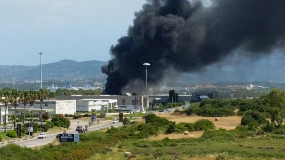Tutta la zona industriale è stata invasa da una nuvola di fumo nero