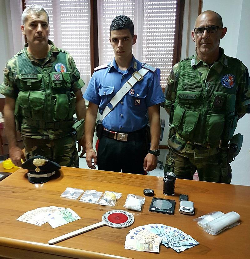 La droga e i contanti sequestrati a Cardedu