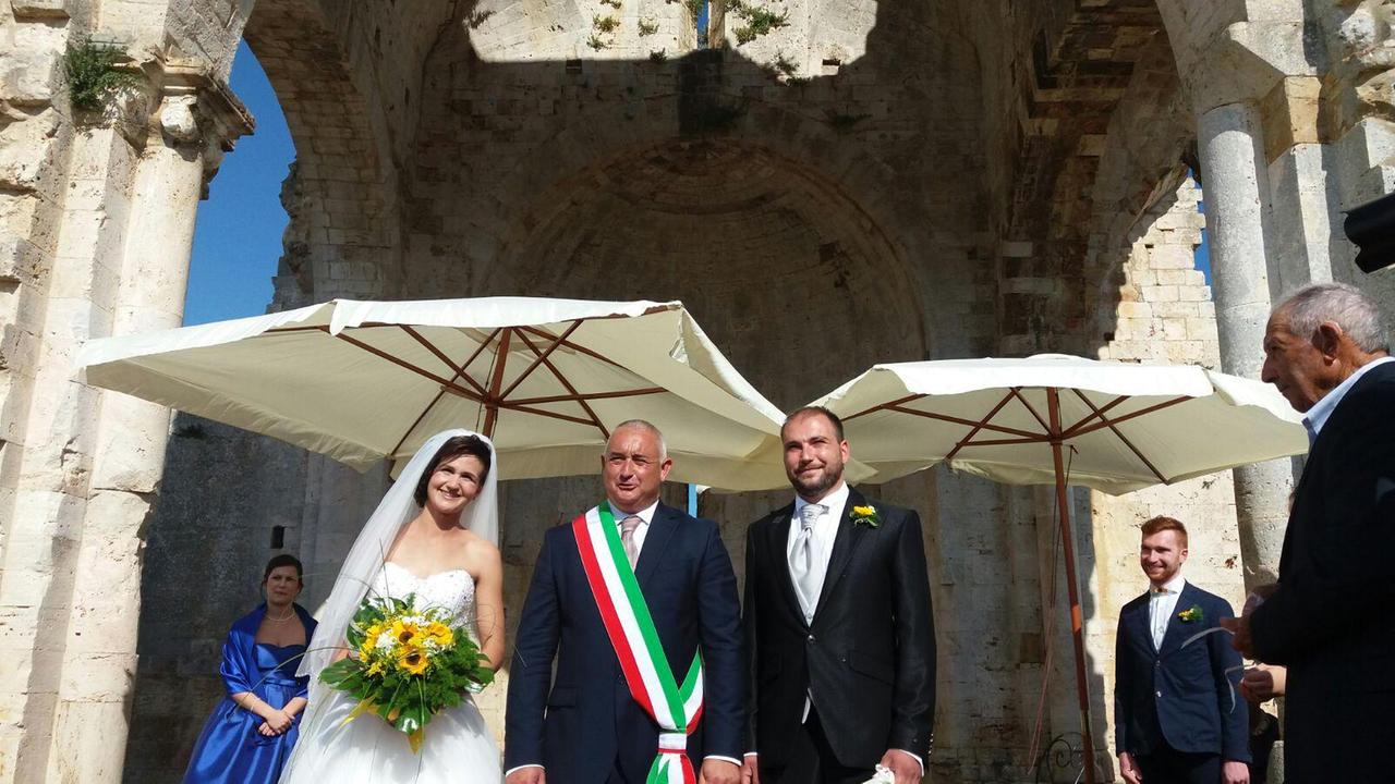 Primo matrimonio a San Bruzio: Elisabetta Noferi, il sindaco Diego Cinelli e Mirco Canuzzi
