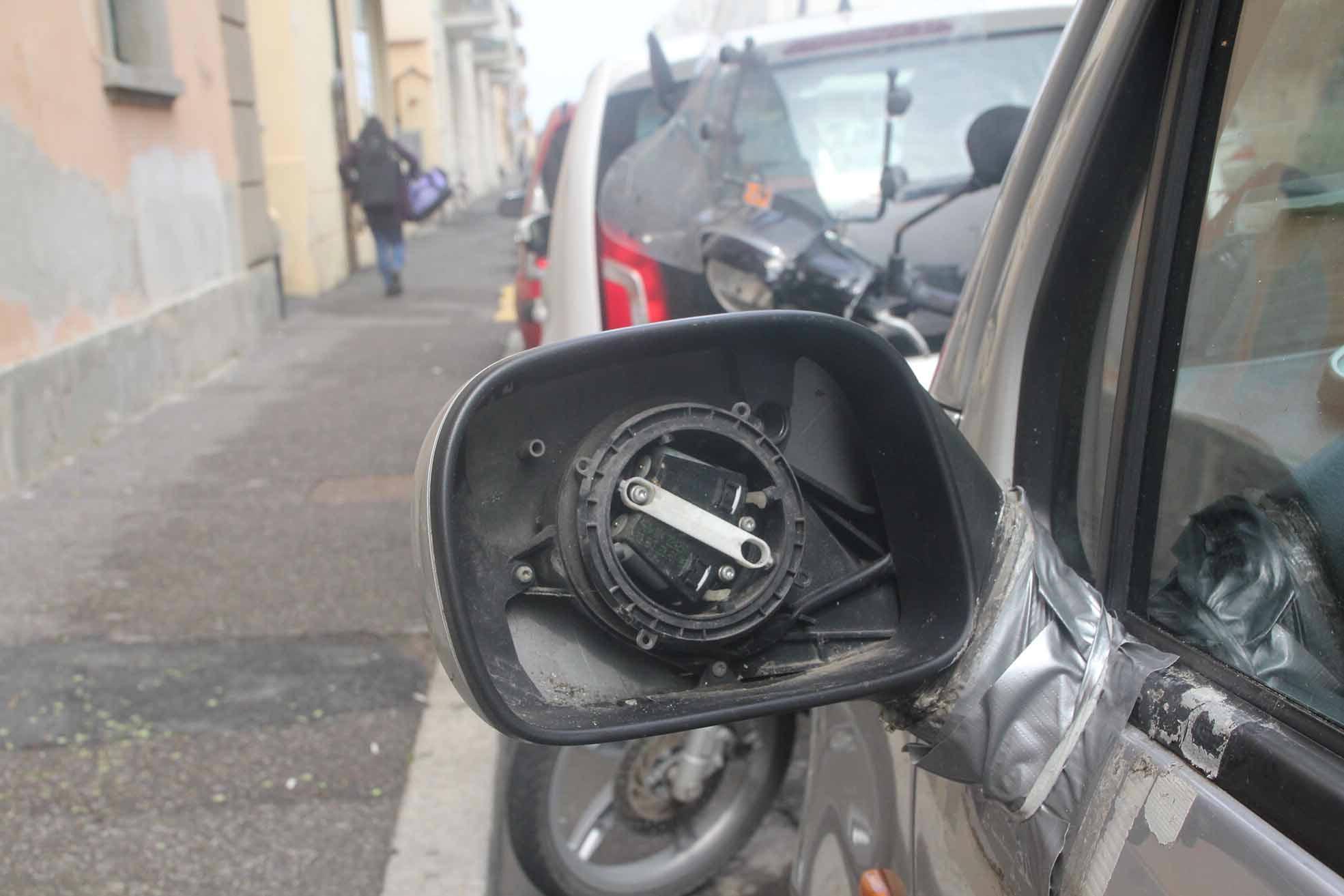 Uno specchietto rotto