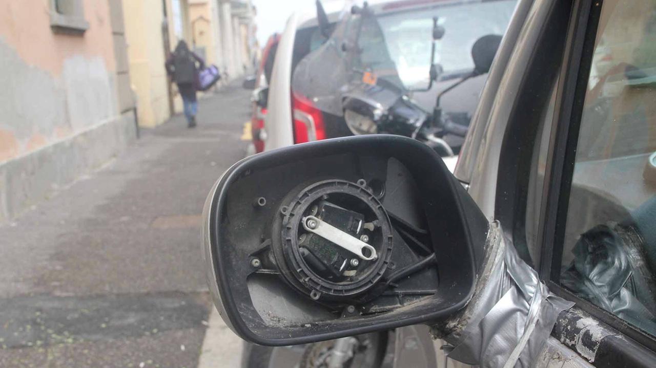Uno specchietto rotto