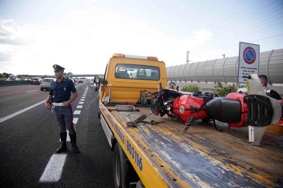 Tampona un'auto con la moto, lunghe code sull'autostrada A1