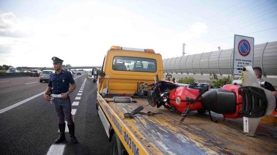 Tampona un'auto con la moto, lunghe code sull'autostrada A1