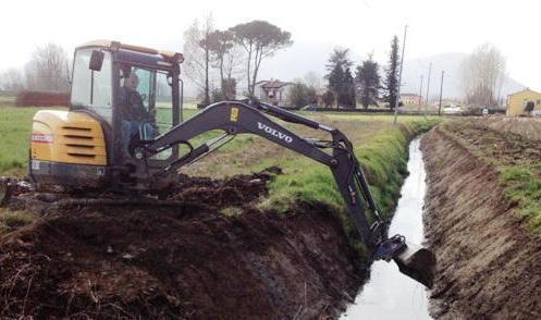 Un mezzo al lavoro per opere di bonifica (foto d'archivio)