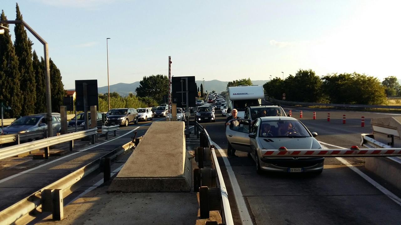 La coda delle auto al casello di Prato Ovest