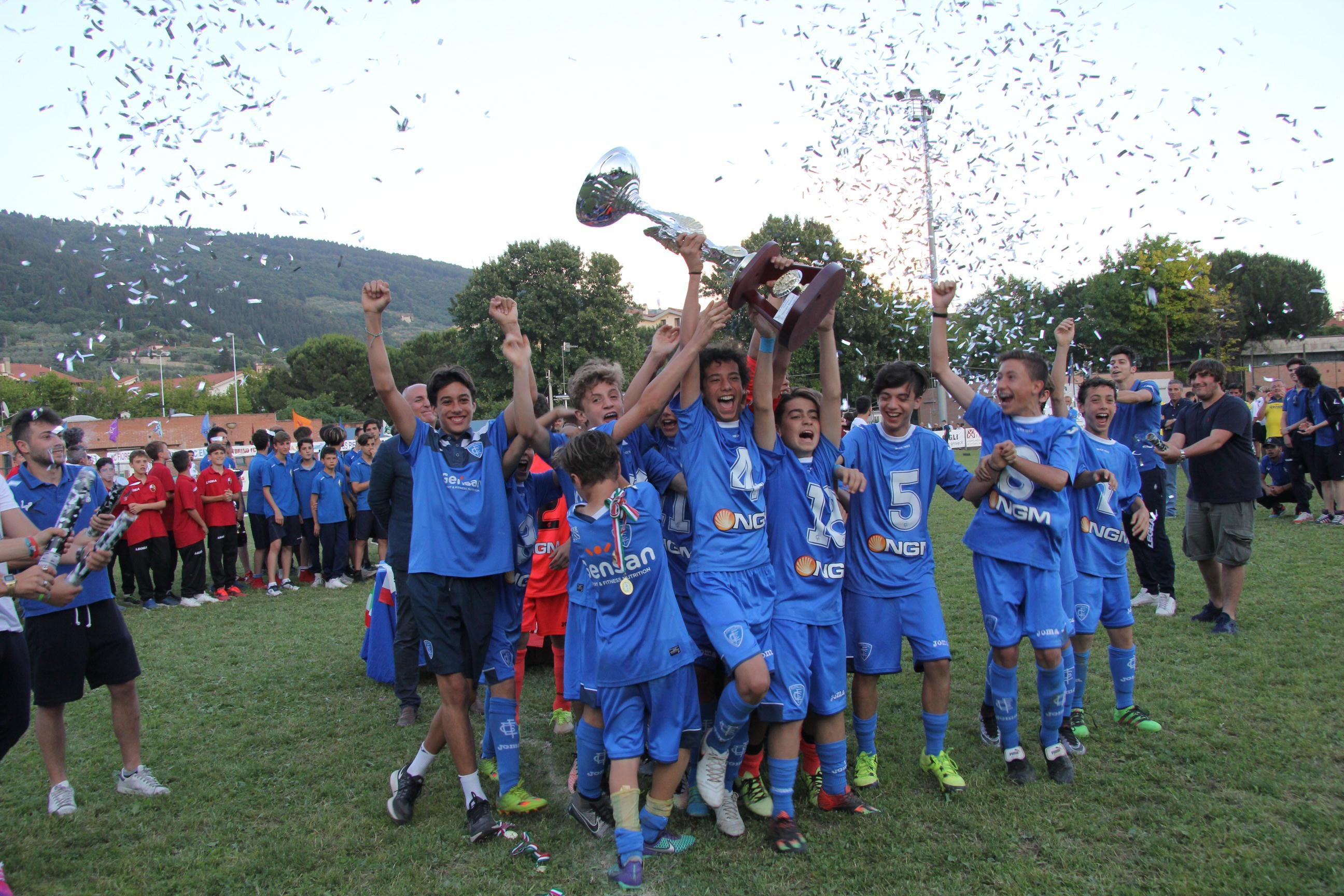 L'esultanza dei giocatori dell'Empoli al termine della finale col Torino (foto Batavia)