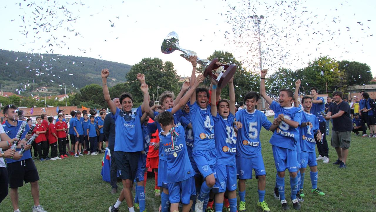 L'esultanza dei giocatori dell'Empoli al termine della finale col Torino (foto Batavia)