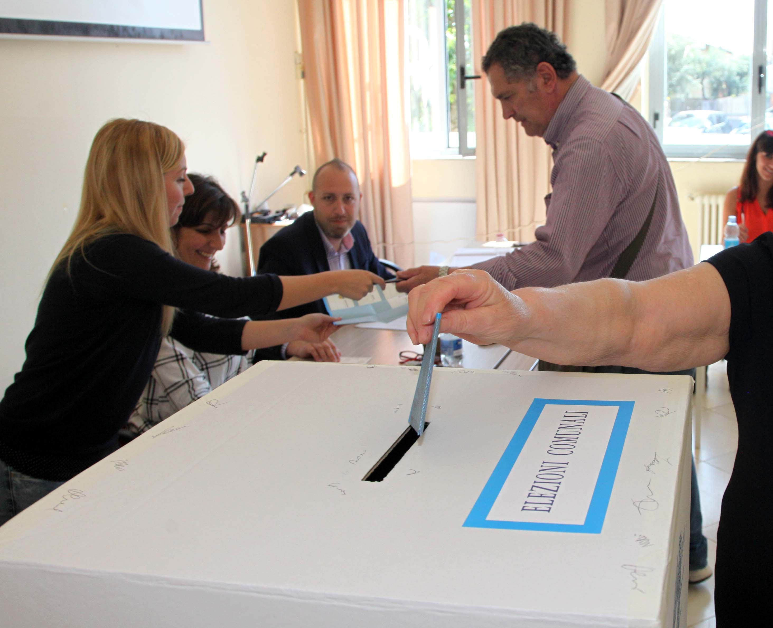 Le operazioni di voto in una sezione del comune di Seravezza