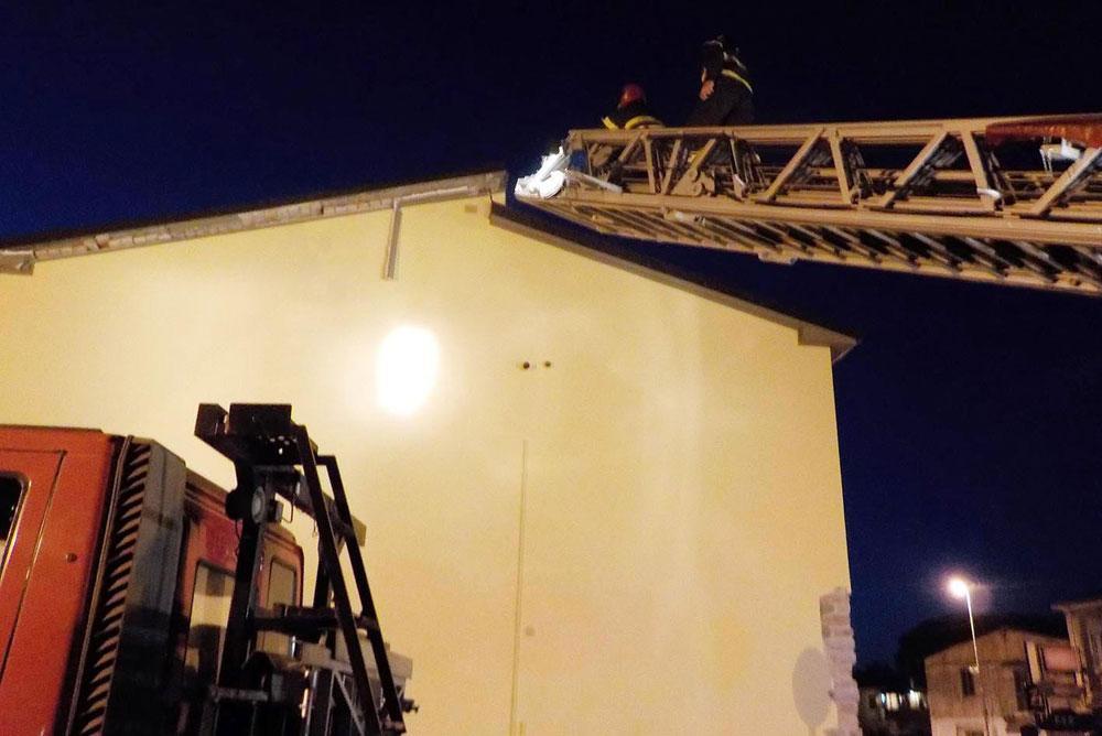 Crolla il tetto dell'ex palazzina Toremar 