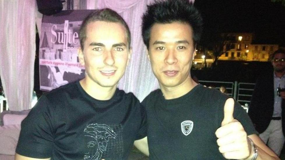 Feste, fuoriserie e foto coi vip Così si divertono i nuovi ricchi