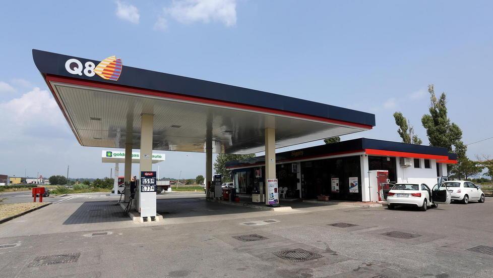 «Abbiamo perso il conto dei furti» La disperazione al distributore Q8 
