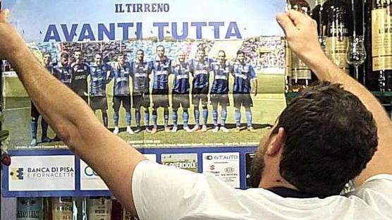 La città si vernicia di nero e azzurro con... Il Tirreno