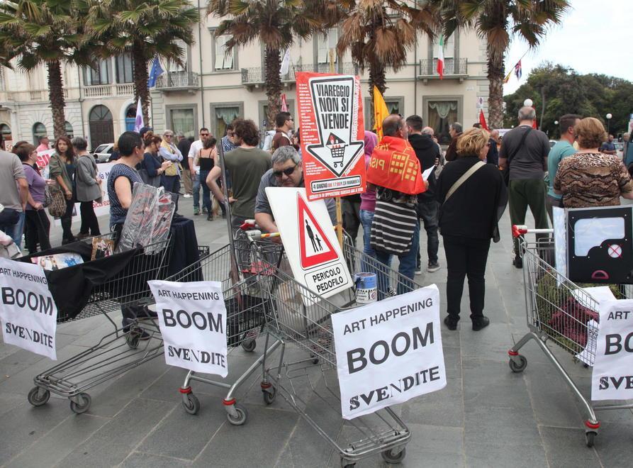 No alla svendita della città: in tanti alla manifestazione