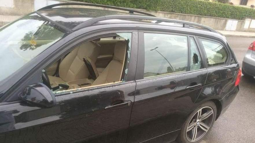 Spaccano le auto per rubare ma fanno più danni che altro