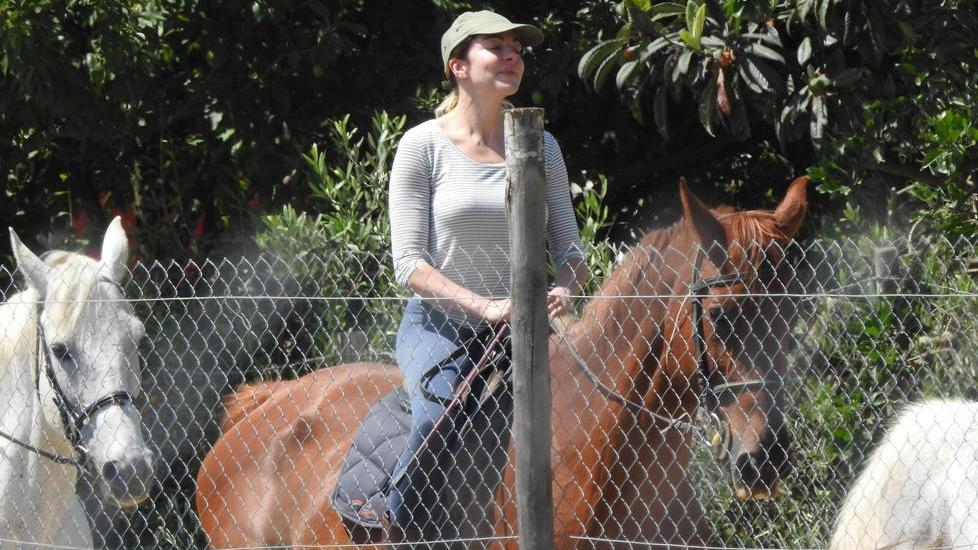 Claudia Gerini splendida a cavallo