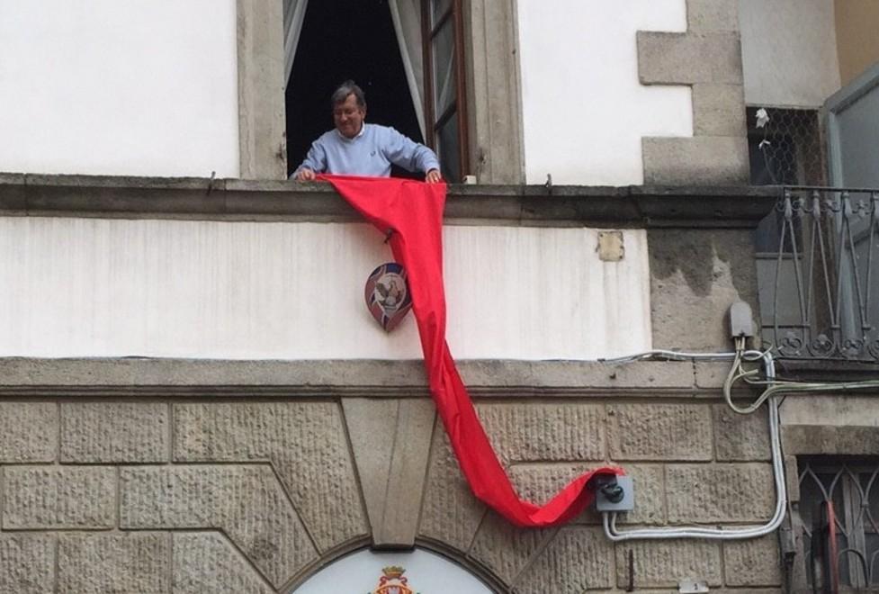 Un drappo rosso in municipio contro il femminicidio
