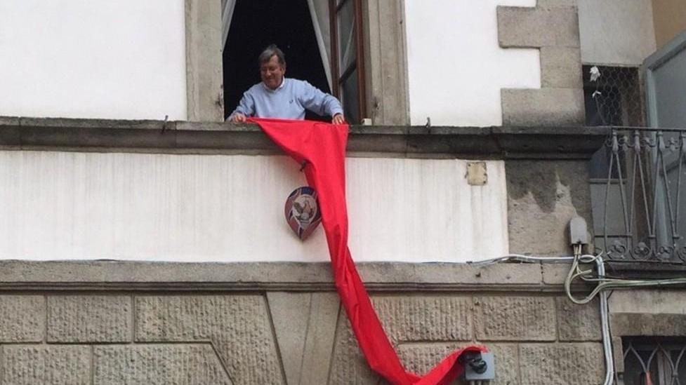 Un drappo rosso in municipio contro il femminicidio