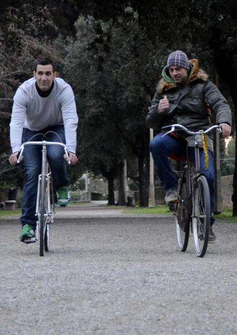 Trecento km in bici con abiti d’epoca da Fano a Grosseto 