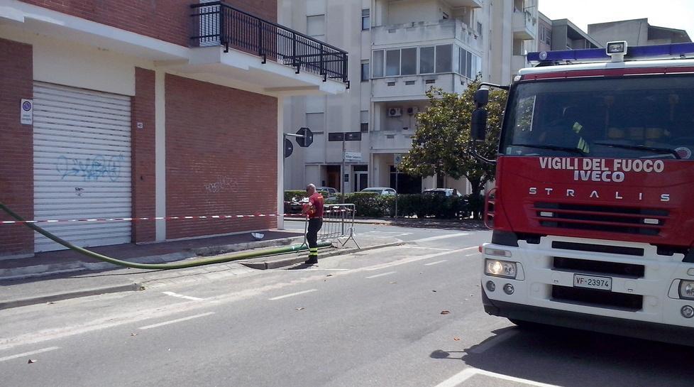 Palo arrugginito piomba sulla strada 