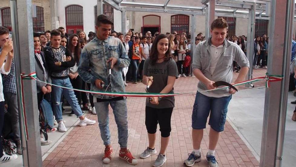 Scuola media, gli studenti “anticipano” la cerimonia